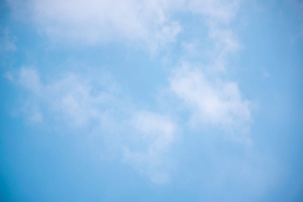 Mavi gökyüzü. Açık mavi gökyüzü. Mavi arka plan. Mavi gökyüzünde yumuşak bulutlar - Fotoğraf, Görsel
