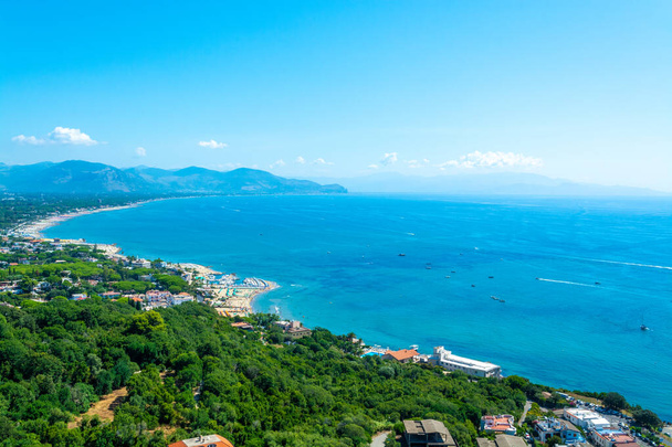 Kilátás San Felice Circeo város és a tenger öböl, Lazio, Olaszország hegyről - Fotó, kép