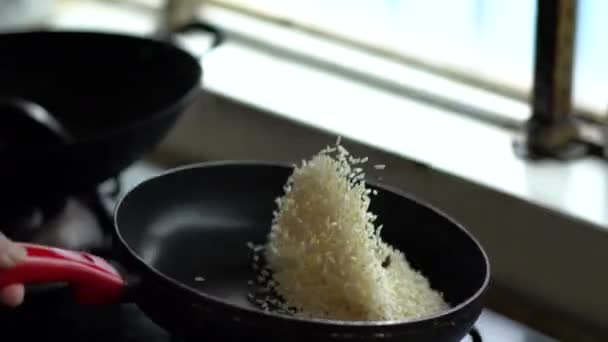 Uno chef frigge riso, pratica alimentare cinese - Filmati, video