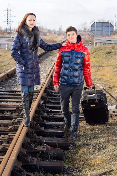 junges Paar wartet auf den Zug - Foto, Bild
