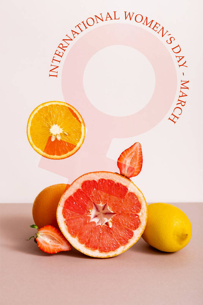 Uluslararası Kadınlar Günü 'nün yanında turunçgil ve çilek içeren meyve kompozisyonu bej üzerine yazılmış. - Fotoğraf, Görsel