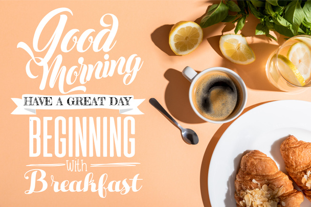 vista superior de café y croissants para el desayuno en la mesa beige con buenos días, tener un gran día, comenzando con letras de desayuno
 - Foto, Imagen