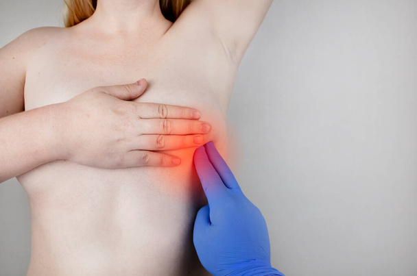 Kobieta cierpi na ból w klatce piersiowej. Na egzaminie ginekologa-mammologa. Koncepcja zapobiegania chorobom piersi, rakowi, mastopatii lub zaburzeniom hormonalnym - Zdjęcie, obraz