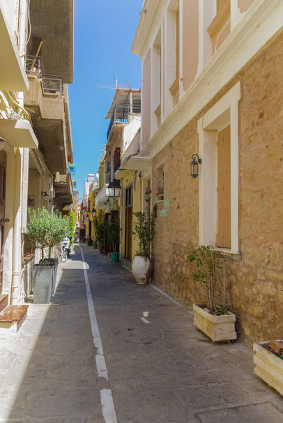 Rethymno, Greece. July  26. 2016: Narrow venetian street. The old town of Rethymnon is one of the best-preserved towns of the Renaissance. Lying in the heart of modern Rethymnon, it combines the oriental features of the Turkish period with Renaissanc - Valokuva, kuva