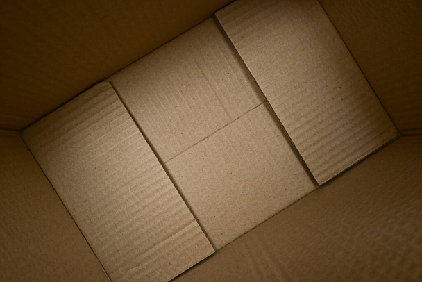 üres belül barna doboz karton papír csomag nyitott csomagolás - Fotó, kép