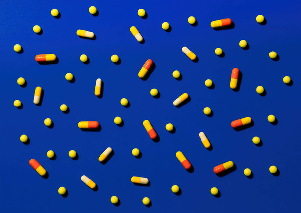 Pillen en vitaminen. Behoud van immuniteit en ziektepreventie - Foto, afbeelding
