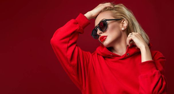 woman with luxurious make-up in sunglasses - Valokuva, kuva