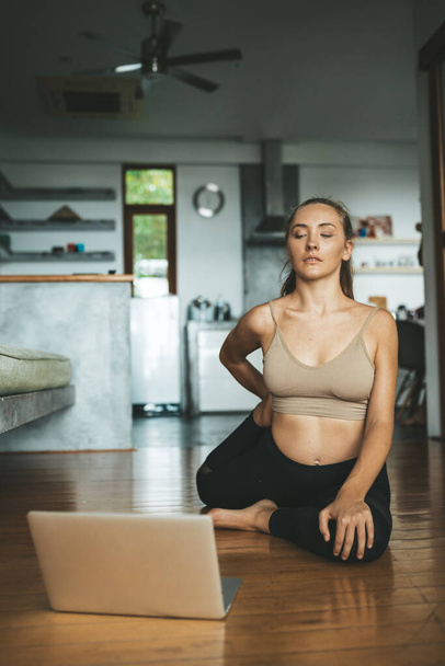 Frau praktiziert Yoga zu Hause. Meditation. Lifestylekonzept - Foto, Bild