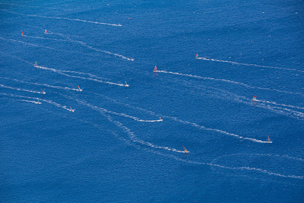 Πουλιά μάτι άποψη των ειδικευμένων windsurfers απολαμβάνοντας ισχυρούς ανέμους - Φωτογραφία, εικόνα