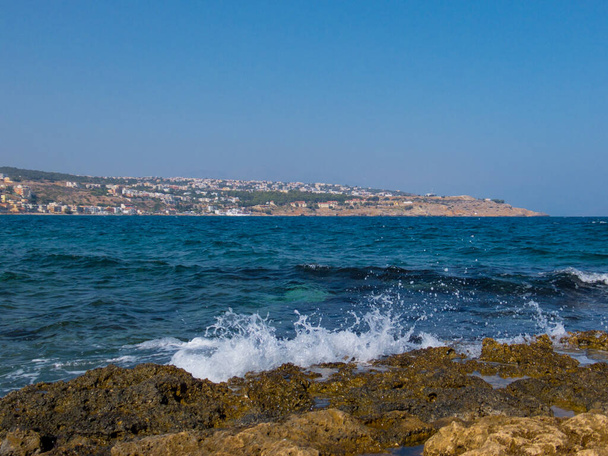 Rethymno, Greece - July  31, 2016: Rocky Mediterranean beach and waves. - Foto, Imagem