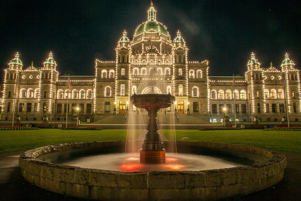 Der Brunnen vor dem Parlamentsgebäude in Victoria, British Columbia, Kanada bei Nacht - Foto, Bild