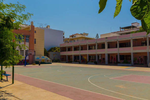 Ρέθυμνο, Ελλάδα - 31 Ιουλίου 2016: Δημοτικό σχολείο. Το Ρέθυμνο είναι η 3η μεγαλύτερη πόλη του νησιού. Η Κρήτη προσελκύει 2,8 εκατομμύρια τουρίστες ετησίως (2011). - Φωτογραφία, εικόνα