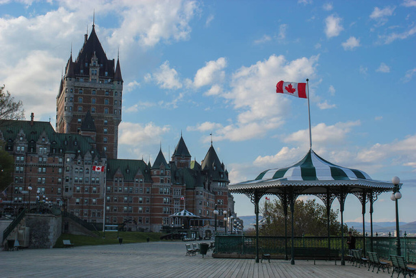 El paseo marítimo de gouverneurs y el Chateau Frontenac en Quebec City, Quebec, Canadá - Foto, imagen