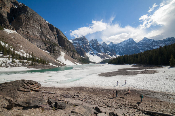 Csodálatos festői táj a Moraine-tó, Banff Nemzeti Park, Alberta, Kanada, fagyasztott vízfelülettel - Fotó, kép