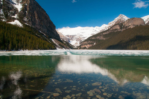 Wunderschöne Landschaft von Lake Louise, Banff National Park, Alberta, Kanada, mit großartigen Reflexen der Rocky Mountains auf dem Wasser - Foto, Bild