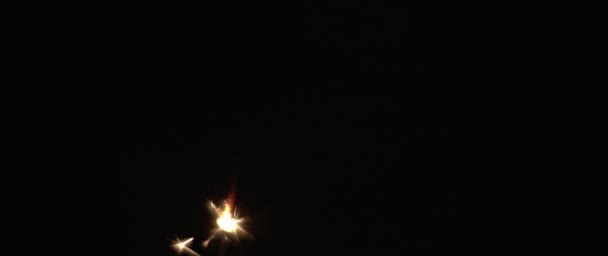 Sparkler brandt in slow motion in het donker. Vakantie, feest, nieuwjaar, kerst, verjaardagsconcept. Ondiep DOF, close-up, BMPCC 4K - Video