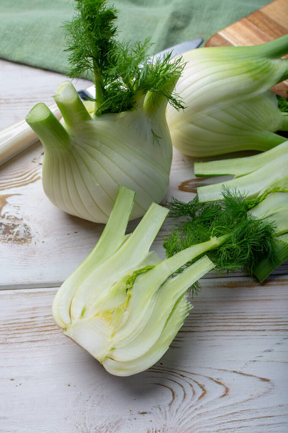 Υγιεινή διατροφή των λαχανικών, ωμά φρέσκα βολβούς μάραθου της Φλωρεντίας κοντά - Φωτογραφία, εικόνα