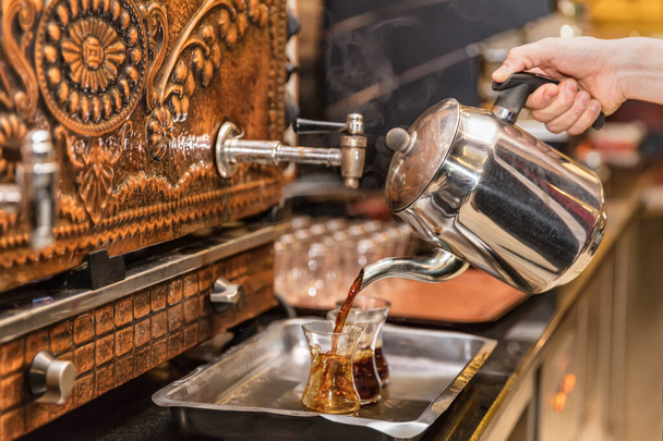 barista pouring tea into glasses, close-up view - Foto, afbeelding
