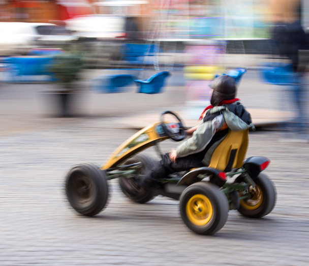 Çocuk bir pedal arabası yarışı - Fotoğraf, Görsel