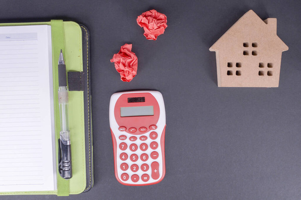 Будівництво, іпотека, нерухомість та концепція власності - вид зверху на домашню модель, калькулятор та блокнот з ручкою. Вибірковий фокус
. - Фото, зображення