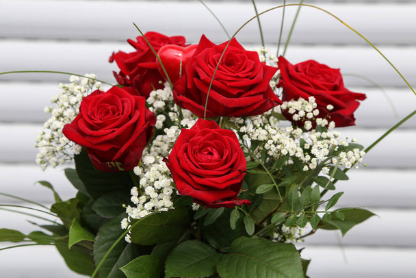 Фрагменти квіткового букета з красивими трояндами
. - Фото, зображення