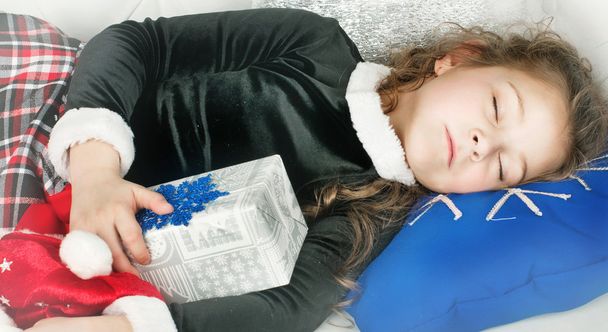 chica duerme con regalo de Navidad
 - Foto, imagen
