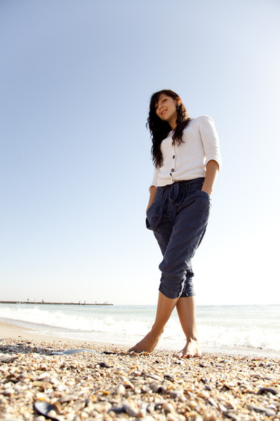 Pretty young woman with standing on beach - Foto, Bild