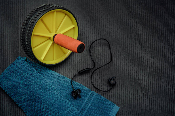 Domácí fitness jóga rohože a břišní kola a ručníky - Fotografie, Obrázek