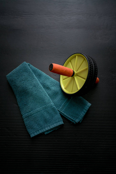 Accueil fitness tapis de yoga et roues de ventre et serviettes - Photo, image