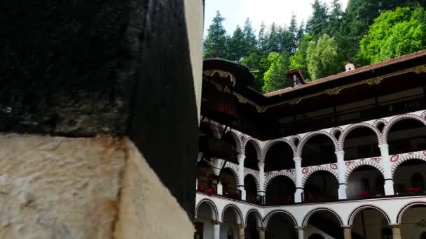 A külső a Rila kolostor - a legnagyobb és leghíresebb keleti ortodox kolostor Bulgáriában, 4k - Felvétel, videó