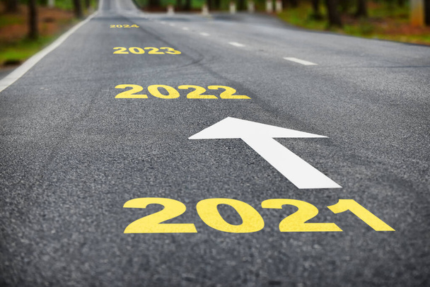 Počet 2021 - 2024 na asfaltovém povrchu silnice s vyznačovacími liniemi, šťastný koncept nového roku - Fotografie, Obrázek