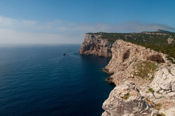 Bílý útes na pobřeží Capo Caccia s modrým mořem. Sardinie, Itálie - Fotografie, Obrázek