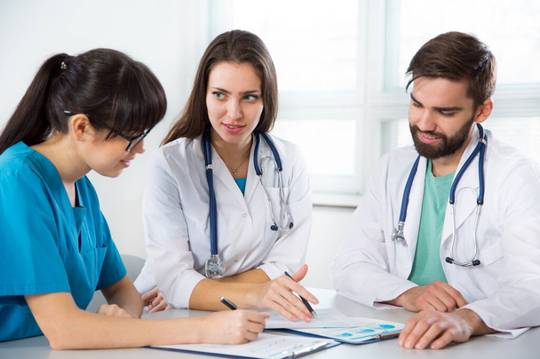Group of doctors in the clinic discuss the diagnos of the patient - Foto, Imagen