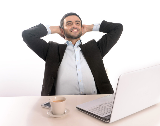 Homme d'affaires avec ordinateur détendu et heureux
 - Photo, image