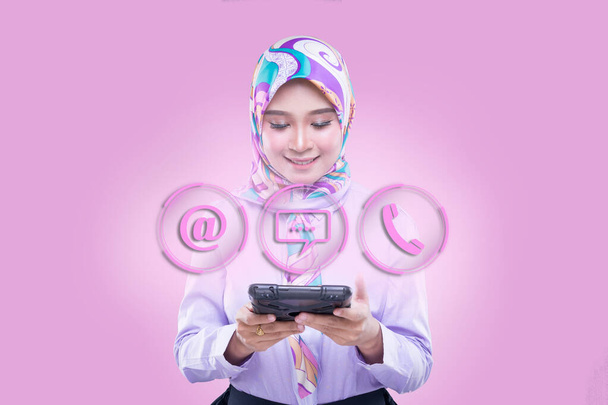 Eine attraktive muslimische Frau in Bürokleidung und Hidschab präsentiert 3 Kundendienst-Symbole, E-Mail, Chat und Anruf. Kundenservice oder technischer Support Landing Page Konzept - Foto, Bild