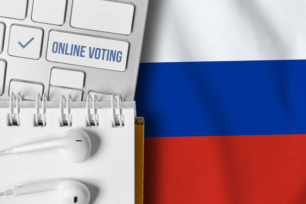 Konzept der Online-Abstimmung in der Russischen Föderation. Tastatur in der Nähe der Flagge Russlands - Foto, Bild