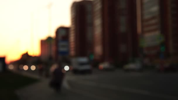 Φόντο, θολούρα, εκτός εστίασης, Μπόκε. βραδινή πόλη οδήγηση αυτοκινήτων στο δρόμο, στο ηλιοβασίλεμα - Πλάνα, βίντεο