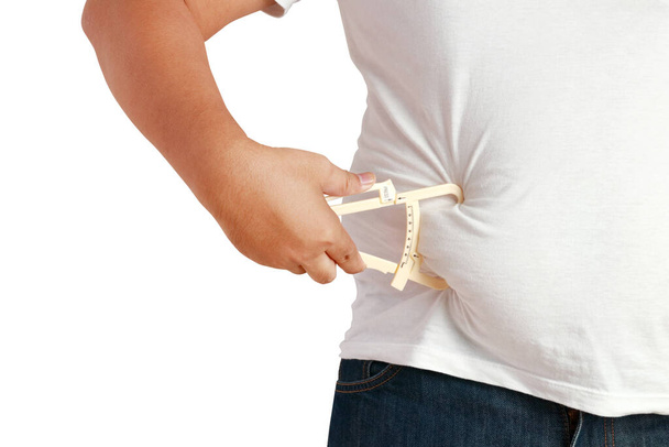 Os homens gordos asiáticos usam uma ferramenta para detectar uma grande quantidade de gordura da barriga. Existe o risco de estar acima do peso e causar muitas doenças. Conceito de saúde. A gravar o caminho. Fundo branco
 - Foto, Imagem