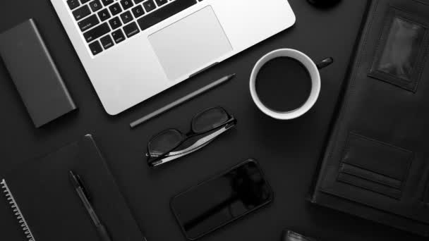 Concepto de escritorio empresarial. Mezcla de utensilios de oficina y gadgets sobre un fondo de mesa negro
 - Imágenes, Vídeo