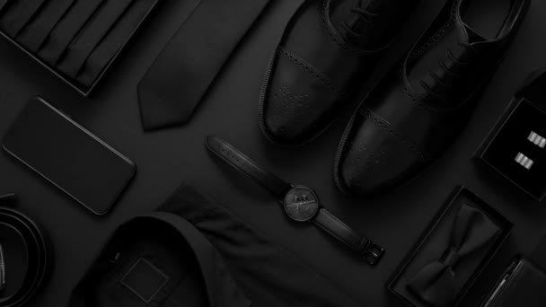 Elegante concepto de ropa de hombre. Conjunto de wardobe negro y accesorios para la reunión nocturna oficial de la fiesta
 - Metraje, vídeo