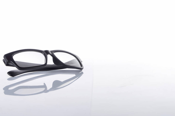 Άποψη του μαύρου πλαισίου γυαλιά σε ένα λευκό απομονωμένο φόντο. Επιλεκτική εστίαση. - Φωτογραφία, εικόνα