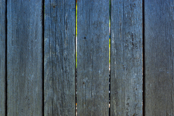 Achtergrond van ruwe oude hekplanken met schilferende verf dichtbij - Foto, afbeelding