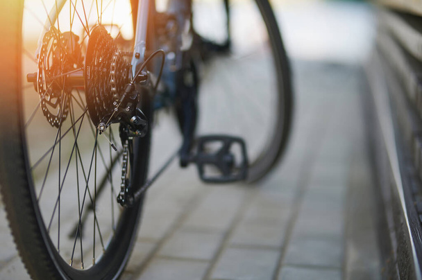 Thema Fahrradsaison. Fahrradständer auf Parkplatz - Foto, Bild