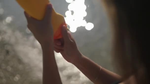 Donna stringe la protezione solare da un tubo sulla mano
. - Filmati, video