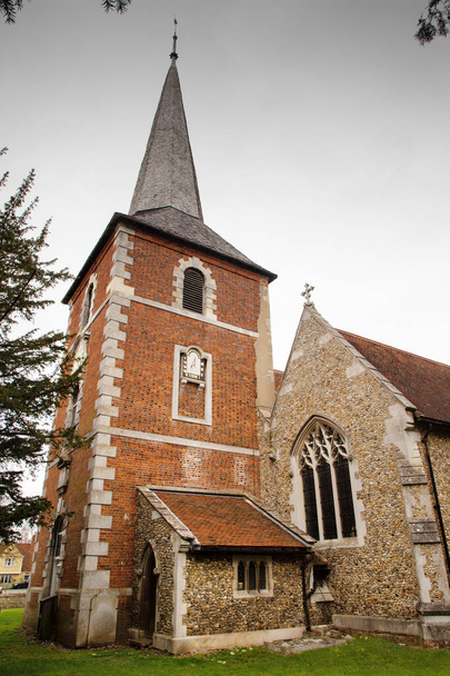 obraz krajobrazu kościoła parafialnego Wszystkich Świętych w Terling essex Anglii - Zdjęcie, obraz
