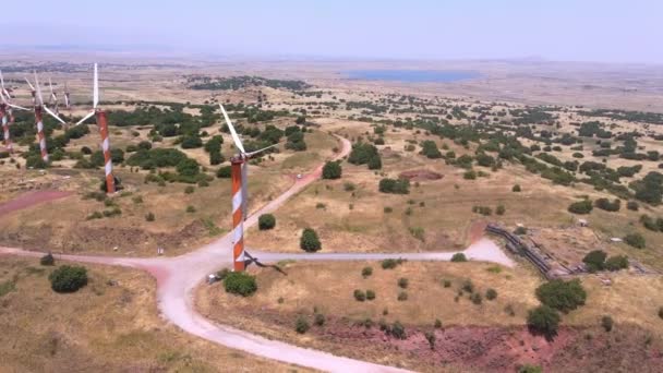 Der Windpark auf den Golanhöhen ist ein israelischer Windpark mit Windrädern zur Erzeugung sauberer Energie, der sich auf 1050 m Höhe auf dem Berg Bnei Rasan 5 km südlich von Quneitra auf den Golanhöhen befindet.. - Filmmaterial, Video