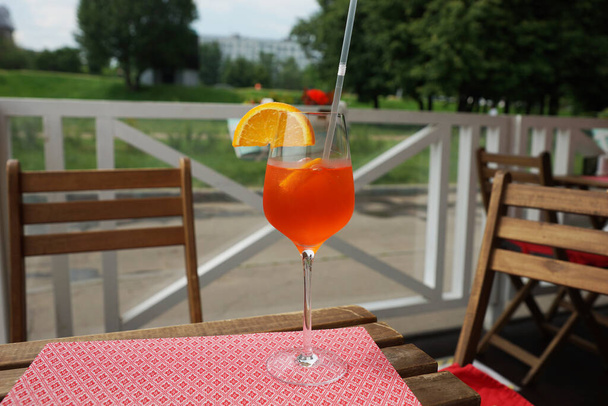 Cocktail spritz aperol στην καλοκαιρινή βεράντα του εστιατορίου - Φωτογραφία, εικόνα