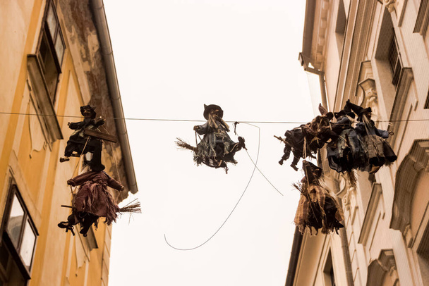 przechwytywanie lalek czarownic wiszących na ulicy Halloween - Zdjęcie, obraz