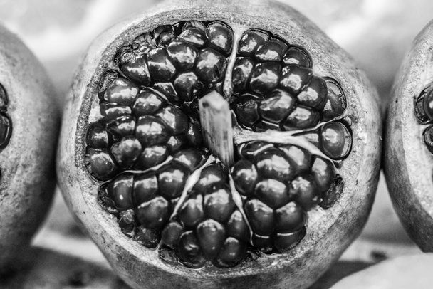 nyitott gránátalma fekete-fehér összetétele - Fotó, kép