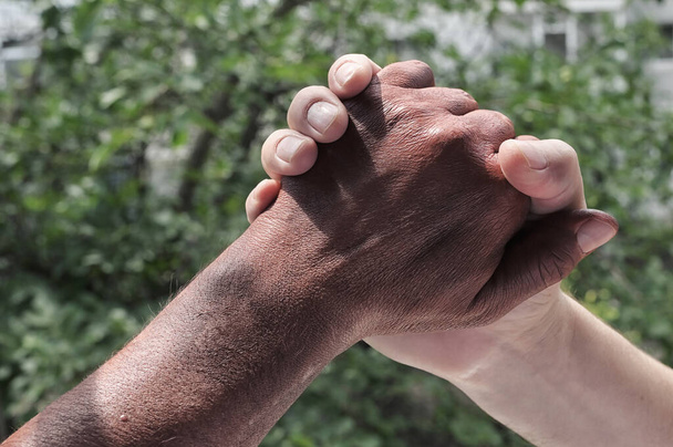 Černobílé ruce drží jeden druhého v přírodě - Fotografie, Obrázek